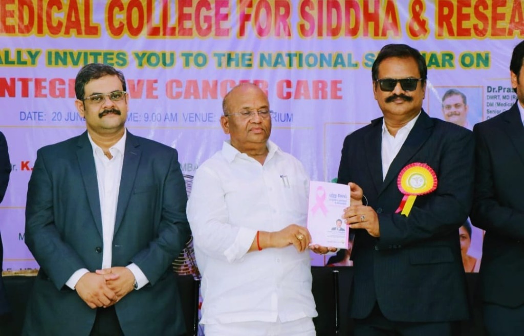 Dr. K. Thangadurai receiving award at JSA Medical College seminar