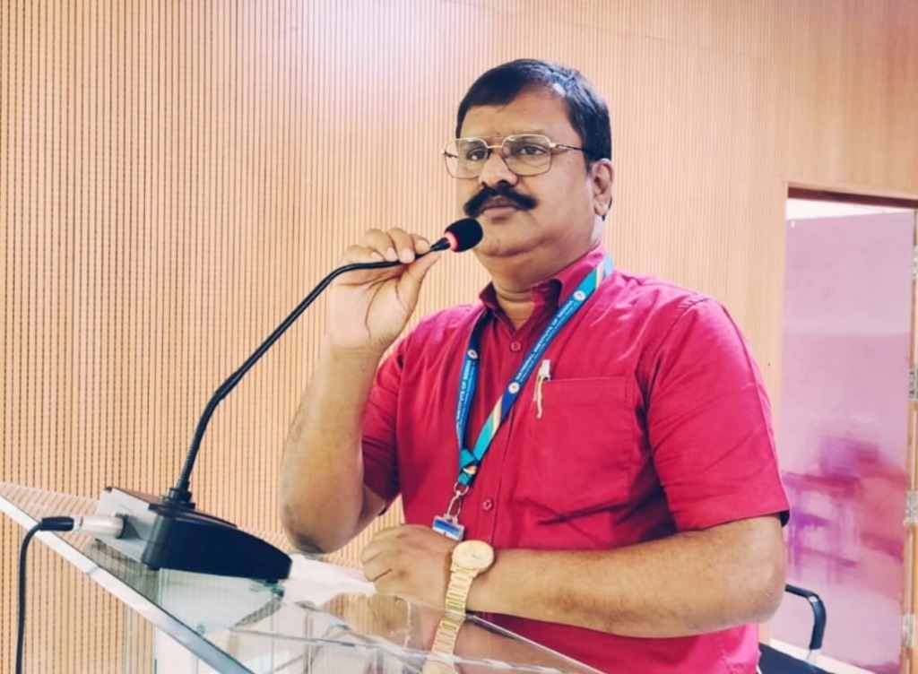 Prof. Dr. K. Thangadurai delivering a presentation at the podium